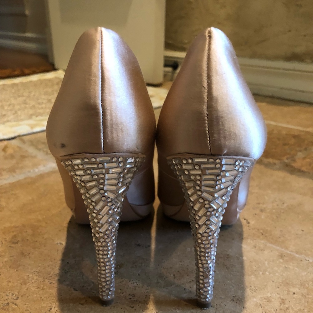 Vince Camuto 7.5 embellished heel satin pink pump